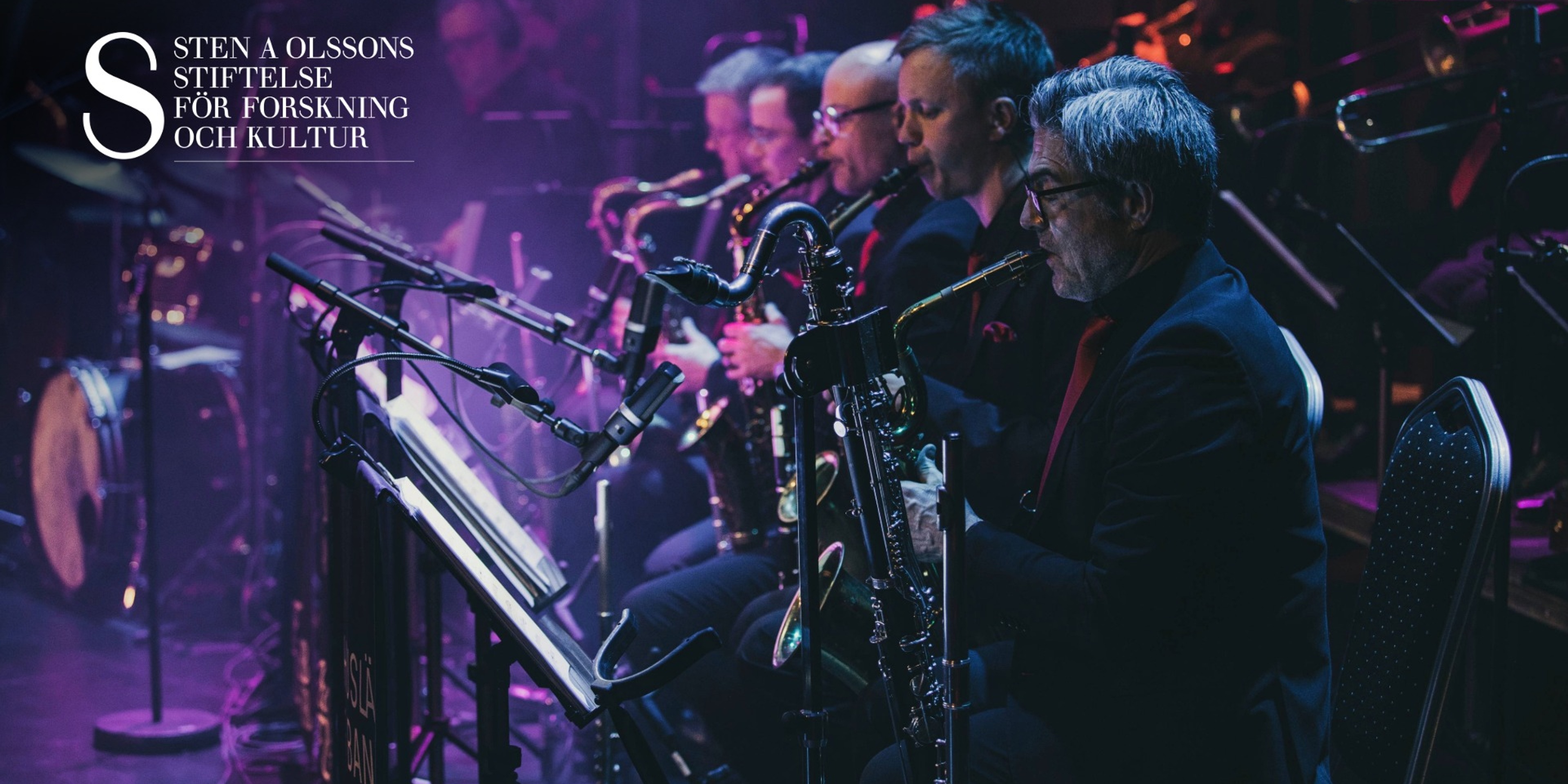 Saxofonsektionen i Bohuslän Big Band. Logga: Sten A Olssons Stiftelse för forskning och kultur